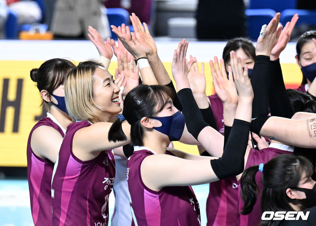 25일 오후 대전 충무체육관에서 열린 프로배구 도드람 2021-2022 V리그 여자부 KGC인삼공사와 현대건설의 경기, KGC인삼공사 한송이가 동료들과 승리의 기쁨을 나누고 있다. 2022.02.25 /sunday@osen.co.kr