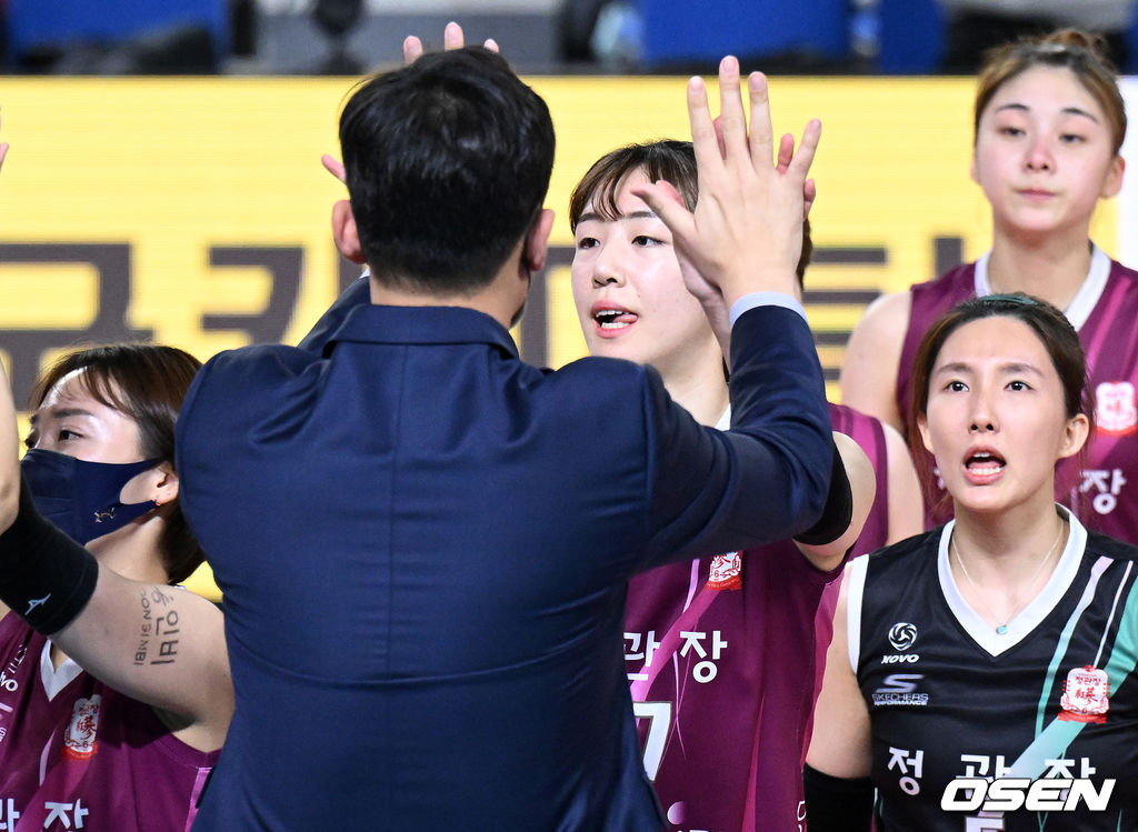 25일 오후 대전 충무체육관에서 열린 프로배구 도드람 2021-2022 V리그 여자부 KGC인삼공사와 현대건설의 경기, KGC인삼공사 정호영이 이영택 감독과 승리의 기쁨을 나누고 있다. 2022.02.25 /sunday@osen.co.kr