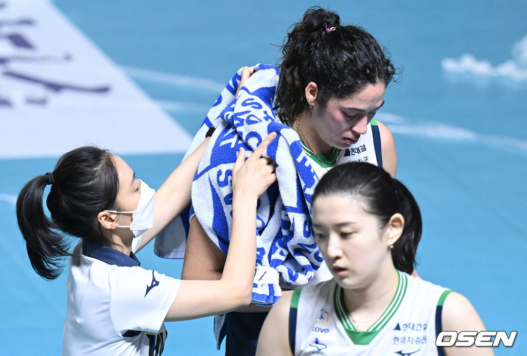 25일 오후 대전 충무체육관에서 열린 프로배구 도드람 2021-2022 V리그 여자부 KGC인삼공사와 현대건설의 경기, 야스민이 아쉬워하고 있다. 2022.02.25 /sunday@osen.co.kr