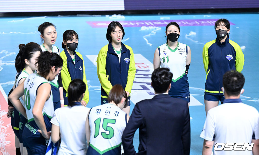 25일 오후 대전 충무체육관에서 열린 프로배구 도드람 2021-2022 V리그 여자부 KGC인삼공사와 현대건설의 경기, 현대건설 선수들이 경기 후 미팅을 가지고 있다. 2022.02.25 /sunday@osen.co.kr