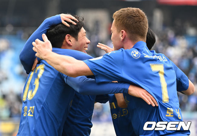 26일 오후 경기 수원월드컵경기장에서 하나원큐 K리그1 2022 수원 삼성과 수원FC의 경기가 열렸다.전반 수원 삼성 박형진이 선제골을 성공시키고 동료들과 환호하고 있다. 2022.02.26 /sunday@osen.co.kr