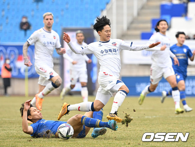 26일 오후 경기 수원월드컵경기장에서 하나원큐 K리그1 2022 수원 삼성과 수원FC의 경기가 열렸다.후반 수원 FC 이승우가 태클에 걸려 넘어지고 있다. 2022.02.26 /sunday@osen.co.kr