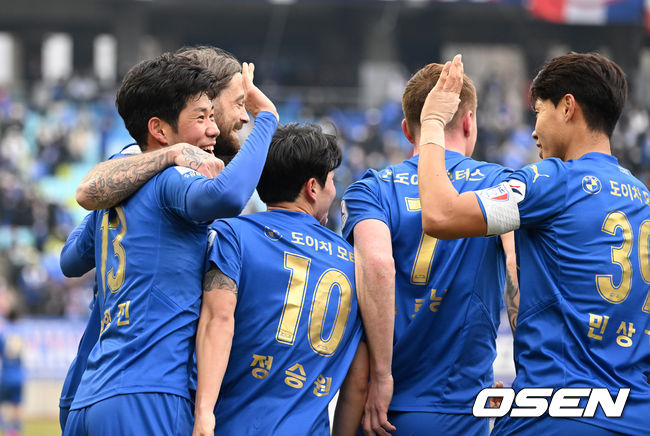 26일 오후 경기 수원월드컵경기장에서 하나원큐 K리그1 2022 수원 삼성과 수원FC의 경기가 열렸다.전반 수원 삼성 박형진이 선제골을 성공시키고 동료들과 환호하고 있다. 2022.02.26 /sunday@osen.co.kr