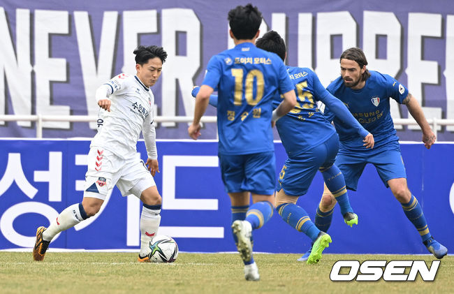 26일 오후 경기 수원월드컵경기장에서 하나원큐 K리그1 2022 수원 삼성과 수원FC의 경기가 열렸다.전반 수원 FC 이승우가 드리블 돌파를 하고 있다. 2022.02.26 /sunday@osen.co.kr