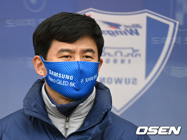 26일 오후 경기 수원월드컵경기장에서 하나원큐 K리그1 2022 수원 삼성과 수원FC의 경기가 열렸다.경기에 앞서 수원 삼성 박건하 감독이 그라운드를 바라보고 있다. 2022.02.26 /sunday@osen.co.kr