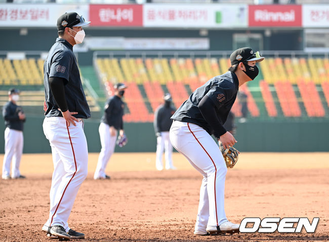 한화 변우혁과 정민규가 수비 훈련을 하고 있다. 2022.02.25 /OSEN DB