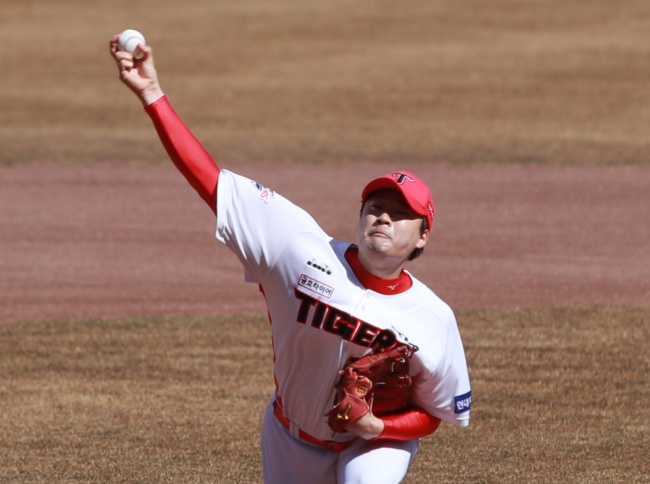 KIA 타이거즈 한승혁이 27일 한화 이글스와 연습경기에서 투구하고 있다./KIA 제공