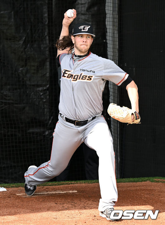 .한화 외국인투수 킹험이 불펜 피칭을 펼치고 있다. 2022.02.14 / dreamer@osen.co.kr