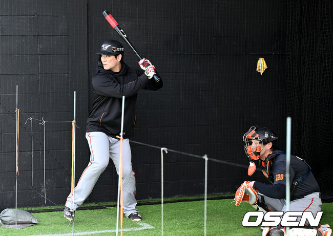 한화 이성곤이 불펜 피칭장에서 달라진 스트라이크 존을 대비해 투수들의 공을 타석에서 지켜보고 있다. 2022.02.14 /OSEN DB