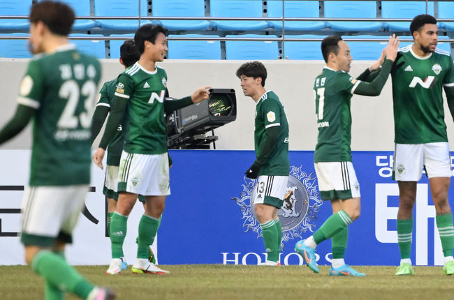 후반 전북 김보경이 선제골을 넣은 뒤 카메라를 향해 '노 전쟁! 우크라이나'를 외치고 있다. 2022.02.27 / soul1014@osen.co.kr