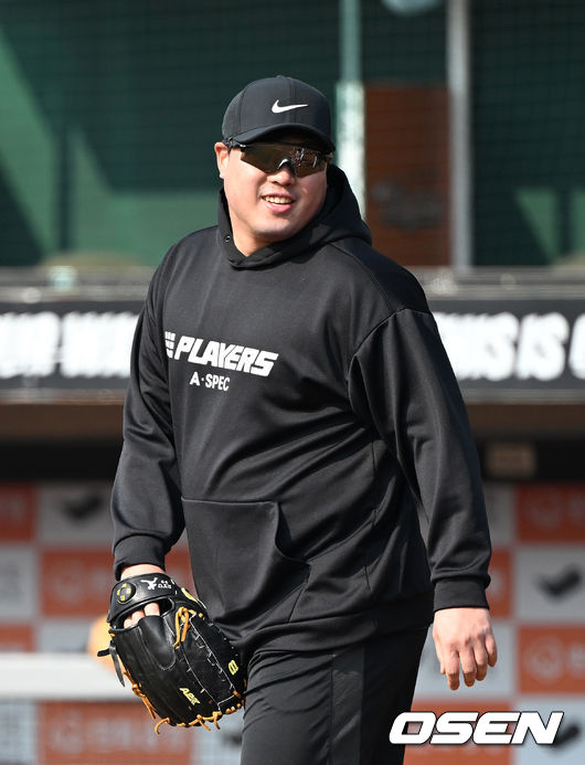 한화 이글스의 스프링캠프가 25일 대전 한화생명이글스파크에서 진행됐다.토론토 류현진이 수비 훈련 중 미소를 짓고 있다. 2022.02.25 /sunday@osen.co.kr