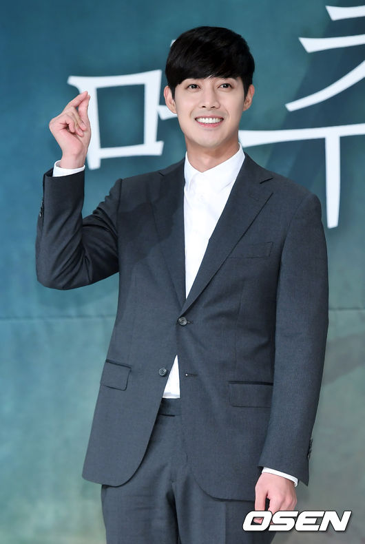 23일 오후 서울 영등포구 타임스퀘어 아모리스홀에서 열린 KBS W 새 수목드라마 '시간이 멈추는 그때'(극본 지호진, 연출 곽봉철) 제작발표회에서 김현중이 포토타임을 갖고 있다. / rumi@osen.co.kr<br />