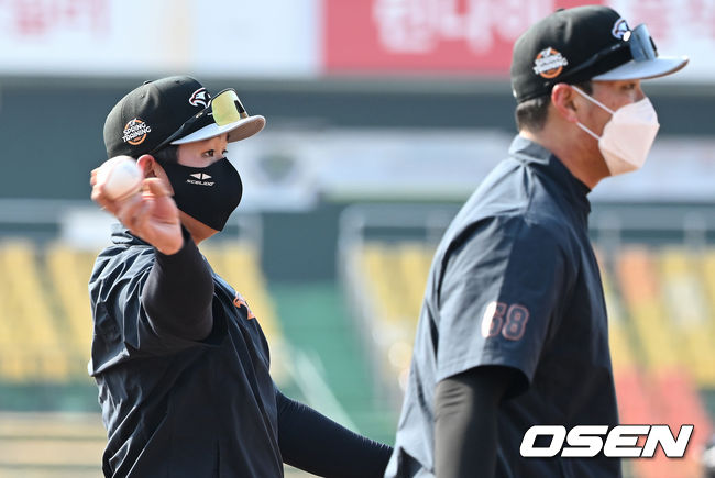 한화 이글스의 스프링캠프가 25일 대전 한화생명이글스파크에서 진행됐다.한화 정민규가 수비 훈련을 하고 있다. 2022.02.25 /sunday@osen.co.kr