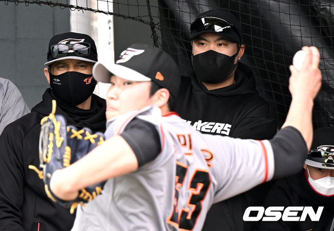 류현진(오른쪽)이 한화 김민우의 불펜 피칭을 로사도 코치와 함께 지켜보고 있다. 2022.02.14 /OSEN DB