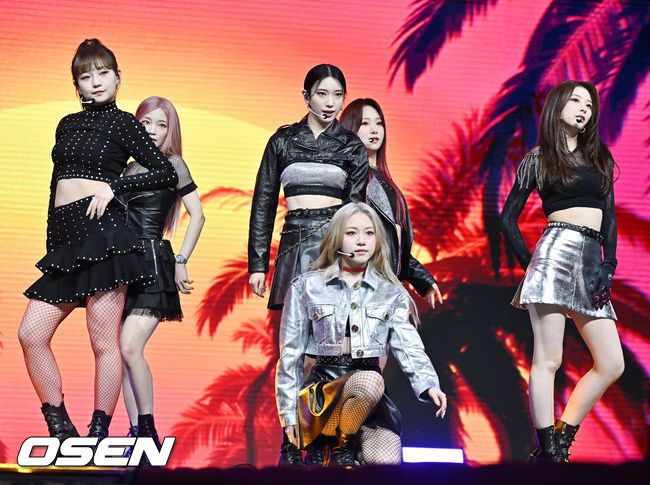28일 오후 서울 광진구 예스24 라이브홀에서 그룹 로켓펀치(Rocket Punch) 네 번째 미니 앨범 미디어 쇼케이스가 열렸다.<br /><br />로켓펀치 멤버들이 화려한 무대를 선보이고 있다. 21.02.28/rumi@osen.co.kr