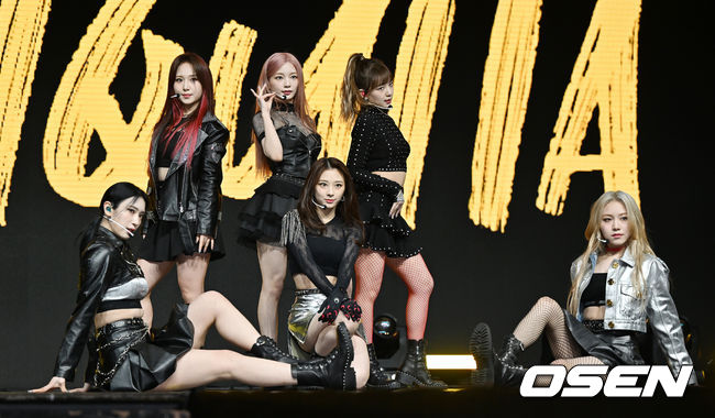 28일 오후 서울 광진구 예스24 라이브홀에서 그룹 로켓펀치(Rocket Punch) 네 번째 미니 앨범 미디어 쇼케이스가 열렸다.<br /><br />로켓펀치 멤버들이 화려한 무대를 선보이고 있다. 21.02.28/rumi@osen.co.kr