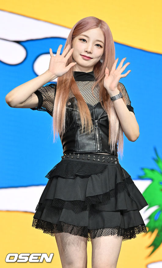 28일 오후 서울 광진구 예스24 라이브홀에서 그룹 로켓펀치(Rocket Punch) 네 번째 미니 앨범 미디어 쇼케이스가 열렸다.<br /><br />로켓펀치 연희가 무대 위에서 포즈를 취하고 있다. 21.02.28/rumi@osen.co.kr
