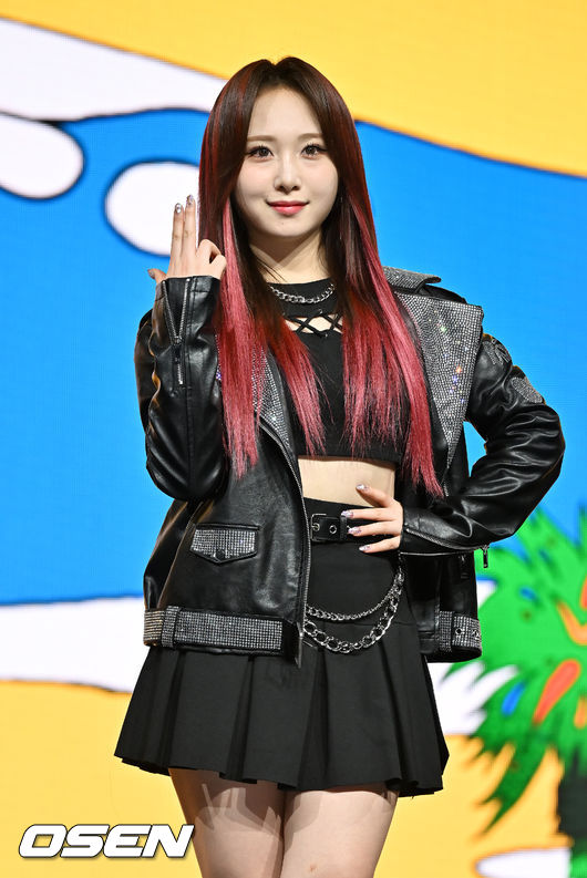 28일 오후 서울 광진구 예스24 라이브홀에서 그룹 로켓펀치(Rocket Punch) 네 번째 미니 앨범 미디어 쇼케이스가 열렸다.<br /><br />로켓펀치 쥬리가 무대 위에서 포즈를 취하고 있다. 21.02.28/rumi@osen.co.kr