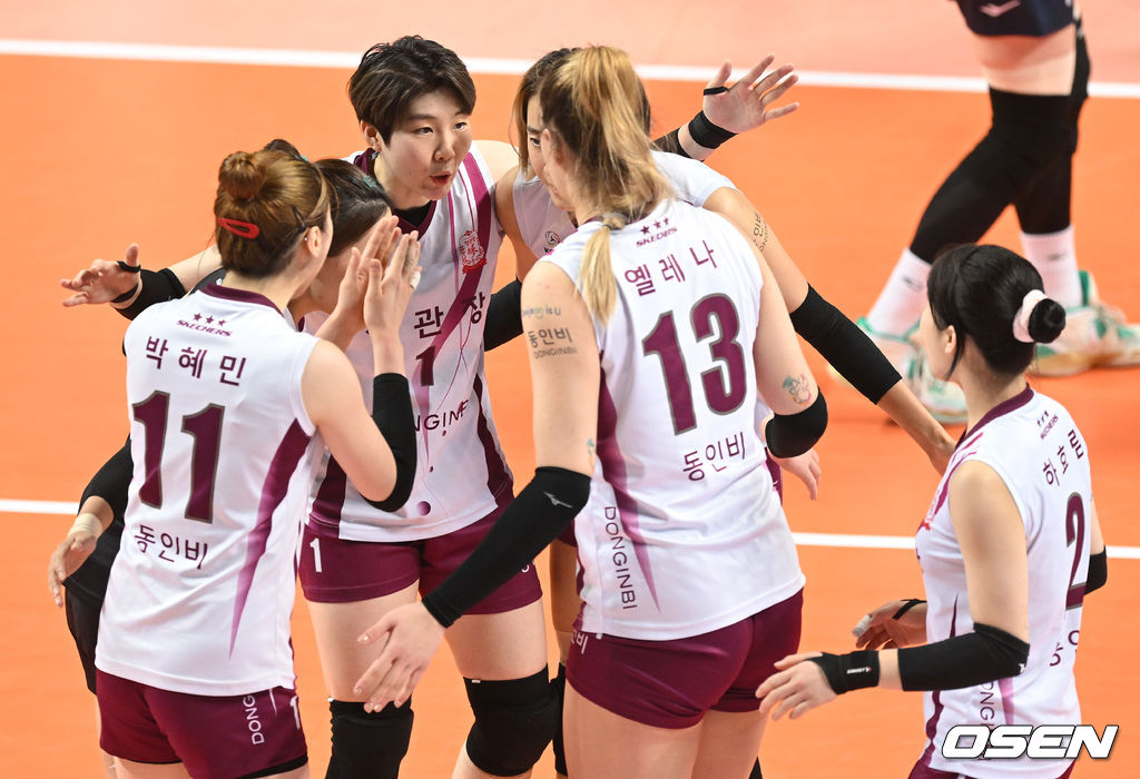 28일 오후 서울 장충체육관에서 ‘도드람 2021-2022 V-리그’ 여자부 GS칼텍스와 KGC인삼공사의 경기가 열렸다.1세트 KGC 선수들이 득점에 기뻐하고 있다. 2022.02.28 /ksl0919@osen.co.kr