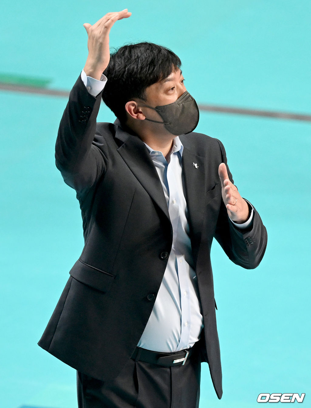 28일 오후 서울 장충체육관에서 ‘도드람 2021-2022 V-리그’ 여자부 GS칼텍스와 KGC인삼공사의 경기가 열렸다.1세트 KGC 이영택 감독이 지시를 내리고 있다. 2022.02.28 /ksl0919@osen.co.kr