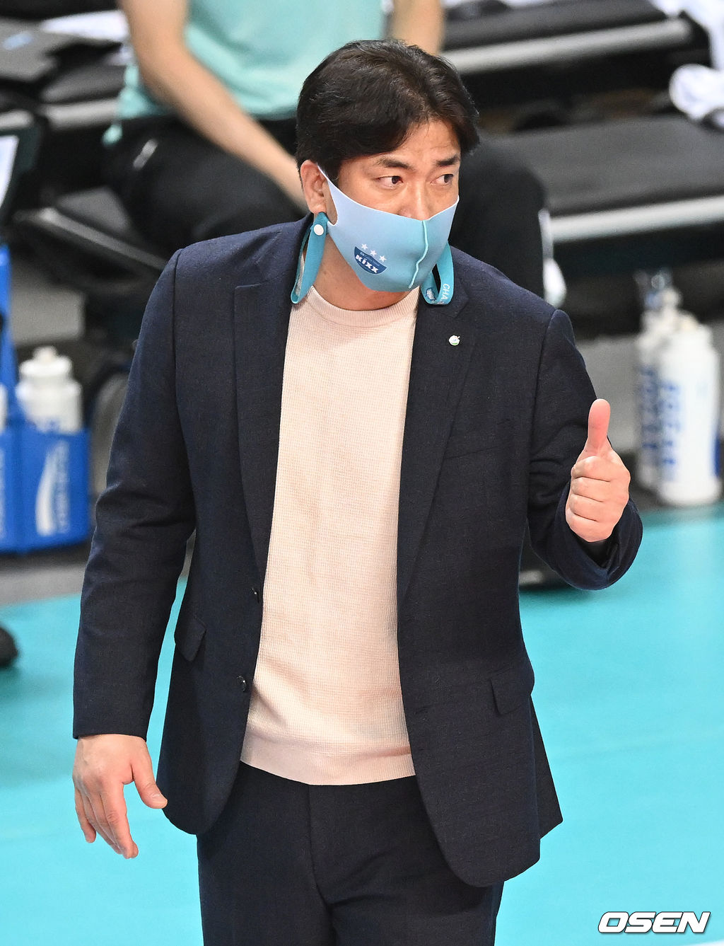 28일 오후 서울 장충체육관에서 ‘도드람 2021-2022 V-리그’ 여자부 GS칼텍스와 KGC인삼공사의 경기가 열렸다.1세트 GS 차상현 감독이 득점에 기뻐하고 있다. 2022.02.28 /ksl0919@osen.co.kr