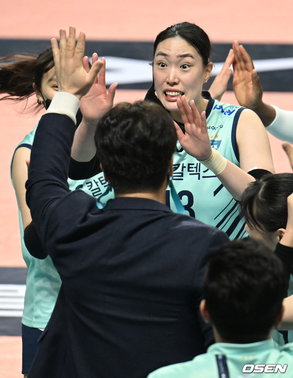 28일 오후 서울 장충체육관에서 ‘도드람 2021-2022 V-리그’ 여자부 GS칼텍스와 KGC인삼공사의 경기가 열렸다.2세트 종료 후 GS 최은지가 차상현 감독과 하이파이브를 하고 있다. 2022.02.28 /ksl0919@osen.co.kr