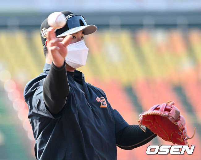 한화 변우혁이 수비 훈련을 하고 있다. 2022.02.25 /OSEN DB