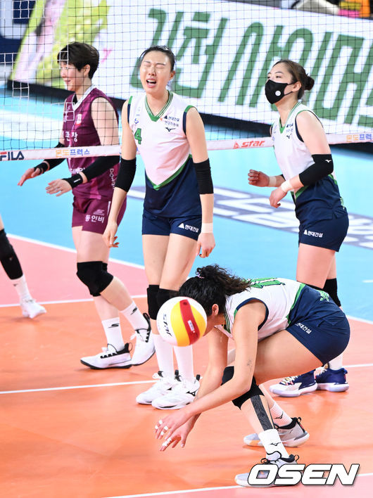 현대건설 선수들이 실점에 아쉬워하고 있다. 2022.02.25 /OSEN DB