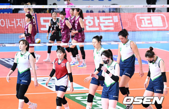 내준 현대건설 선수들이 아쉬운 표정으로 코트를 나가고 있다. 2022.02.25 /OSEN DB