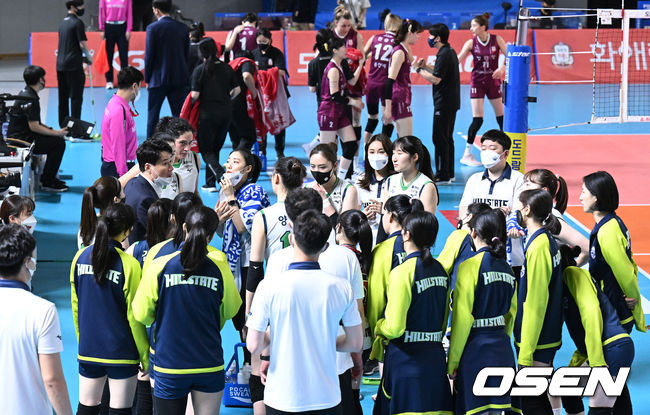 현대건설 강성형 감독이 동점 위기 때 웜업존 선수들까지 불러 작전을 지시하고 있다. 2022.02.25 /OSEN DB