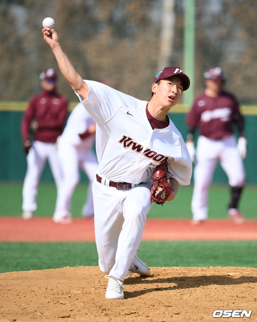 26일 전남 영암군 영암종합야구장에서 키움 히어로즈 2022시즌 스프링캠프가 진행됐다.키움 신인 주승우가 라이브피칭을 하고 있다. 2022.02.26 / soul1014@osen.co.kr