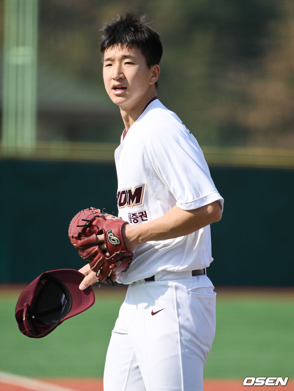 26일 전남 영암군 영암종합야구장에서 키움 히어로즈 2022시즌 스프링캠프가 진행됐다.키움 신인 주승우가 라이브피칭을 마친뒤 그라운드를 빠져나가고 있다. 2022.02.26 / soul1014@osen.co.kr