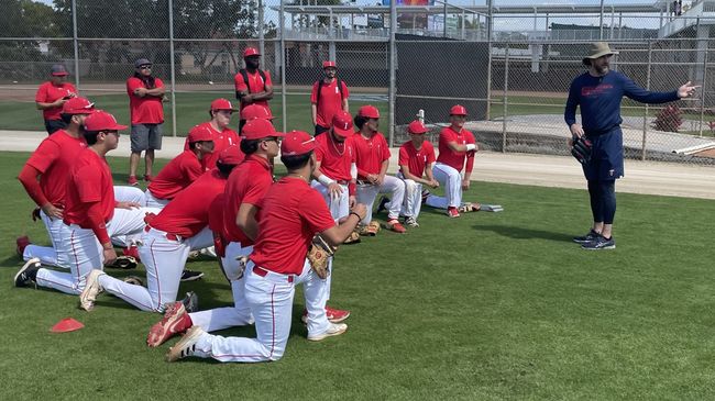 로코 발델리 미네소타 감독이 이모칼레 고교 선수들을 지도하고 있다. /미네소타 트윈스 SNS