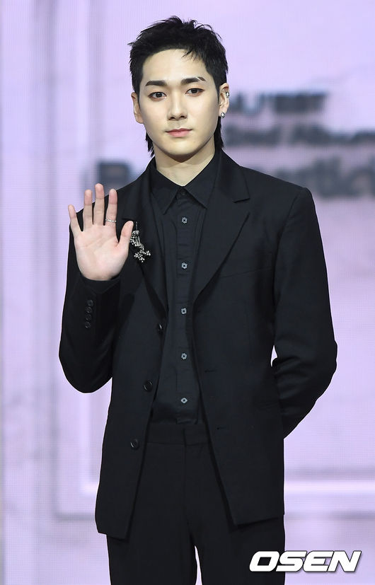 뉴이스트 아론이 포토타임을 하고 있다. / dreamer@osen.co.kr