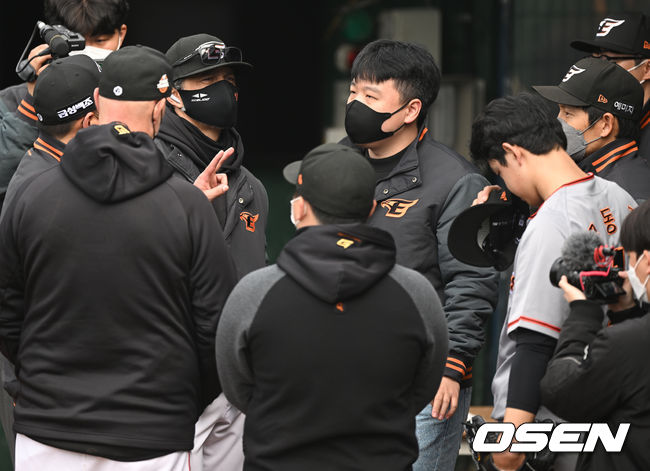 한화 이글스의 스프링캠프가 1일 대전 한화생명이글스파크에서 진행됐다.한화 문동주가 불펜피칭을 마친 뒤 수베로 감독과 이야기를 나누고 있다. 2022.03.01