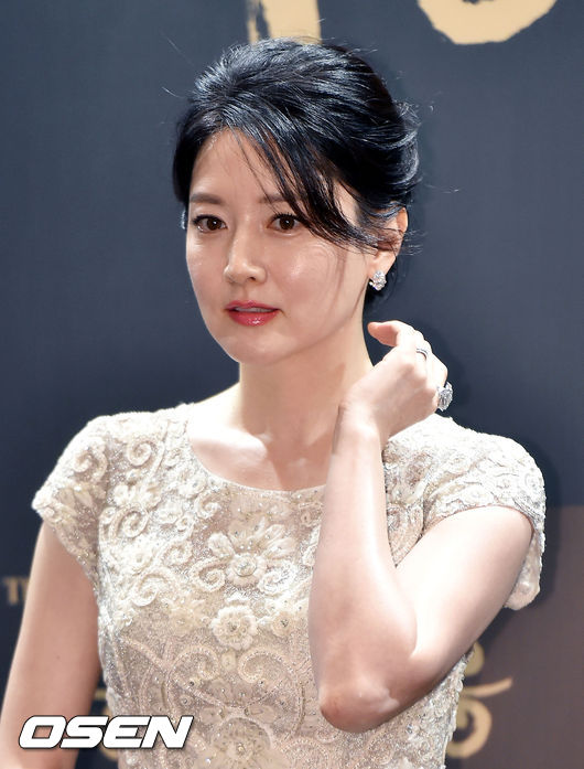 30일 서울 광화문 포시즌스 호텔에서 진행된 비첩 글로벌 런칭 기념 비첩궁중연향 포토월에서 이영애가 포토타임을 갖고 있다. /eastsea@osen.co.kr