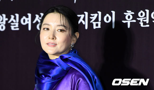 배우 이영애가 7일 오후 서울 종로구 창덕궁 대조전에서 열린 '2018 왕실여성 문화지킴이 후원약정식'에 참석해 포토타임을 갖고 있다. / youngrae@osen.co.kr