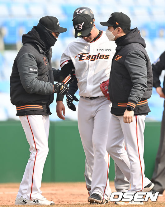 1일 대전 한화생명이글스파크에서 자체 청백전이 열렸다. 이날 청백전은 한화 KBO 팀과 퓨처스 팀으로 진행됐다.이날 경기는 2-2 무승부를 거뒀다.6회 KBO 변우혁이 3루 수비 중 허리 통증을 호소하며 교체되고 있다. 2022.03.01 /ksl0919@osen.co.kr