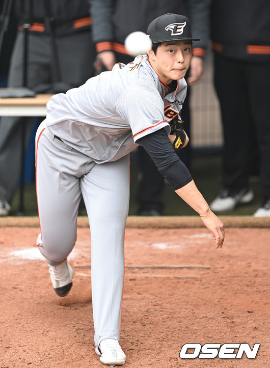 한화 이글스의 스프링캠프가 1일 대전 한화생명이글스파크에서 진행됐다.한화 문동주가 불펜피칭을 하고 있다. 2022.03.01 /ksl0919@osen.co.kr