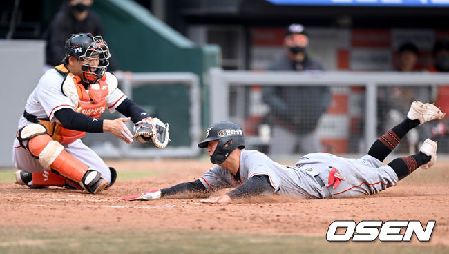 1일 대전 한화생명이글스파크에서 자체 청백전이 열렸다. 이날 청백전은 한화 KBO 팀과 퓨처스 팀으로 진행됐다.이날 경기는 2-2 무승부를 거뒀다.7회초 퓨처스 김인환의 희생플라이 때 3루 주자 이원석이 득점을 올리고 있다. 2022.03.01