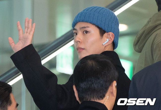 박보검이 입국장을 나서며 팬들에게 인사하고 있다. /dreamer@osen.co.kr