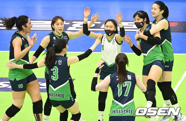 현대건설 선수들이 2세트 승리에 기뻐하고 있다. 2022.03.01 /cej@osen.co.kr