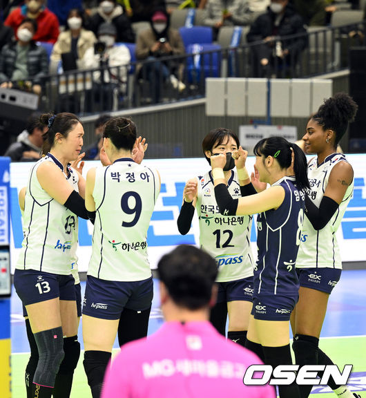 1일 오후 경기도 수원시 장안구 수원실내체육관에서 프로배구 '2021-22시즌 도드람 V리그' 여자부 현대건설과 한국도로공사의 경기가 열렸다.3세트 한국도로공사가 득점에 기뻐하고 있다. 2022.03.01 /cej@osen.co.kr