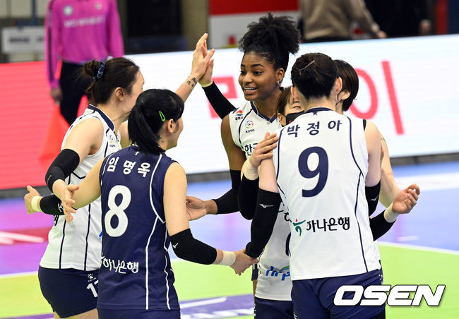 1일 오후 경기도 수원시 장안구 수원실내체육관에서 프로배구 '2021-22시즌 도드람 V리그' 여자부 현대건설과 한국도로공사의 경기가 열렸다.한국도로공사가 세트스코어 0-2로 현대건설에 뒤진 상황에서 3세트를 따내며 기뻐하고 있다. 2022.03.01 /cej@osen.co.kr