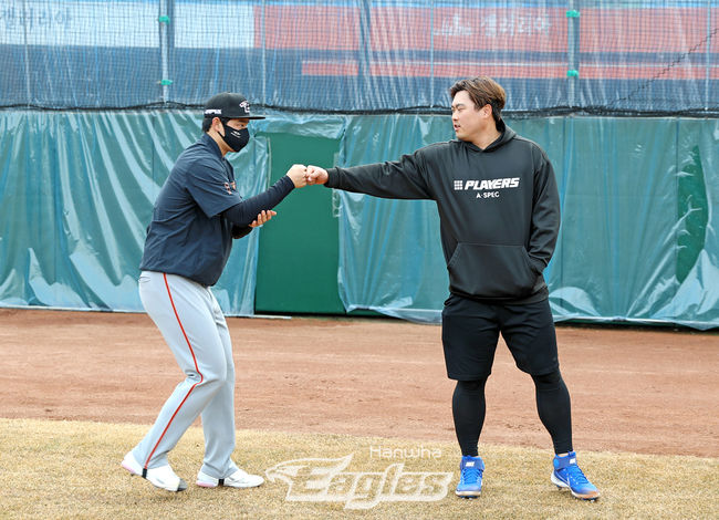 문동주(왼쪽)가 류현진과 주먹을 맞대고 있다. /한화 이글스 제공