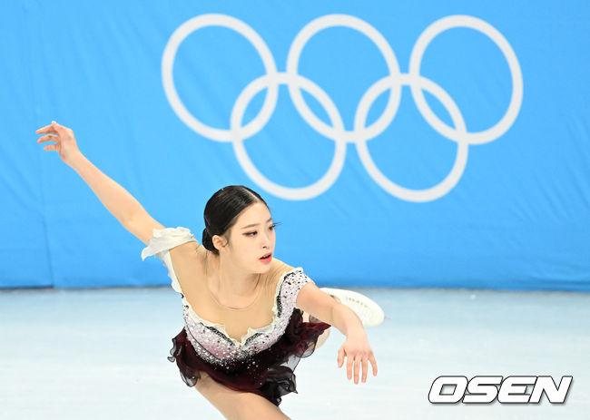 17일(한국시간) 중국 베이징 캐피털 실내 경기장에서 2022 베이징 동계올림픽 피겨 스케이팅 여자 싱글 프리 프로그램이 진행됐다.대한민국 유영이 웜업을 하고 있다. 2022.02.17 /jpnews@osen.co.kr