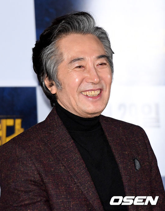 배우 백윤식 21일 오후 서울 자양동 롯데시네마 건대입구 에서 열린 영화 '반드시 잡는다' (감독 김홍선) 언론시사회에 참석해 미소짓고 있다. /dreamer@osen.co.kr