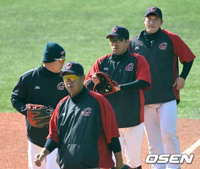 롯데 정훈-이대호-전준우-김주현(왼쪽부터)가 수비 훈련을 준비하고 있다. 2022.02.12 / dreamer@osen.co.kr