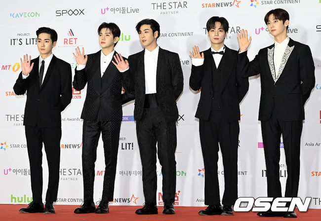 2일 오후 서울 강서구 KBS 아레나홀에서 2021 아시아 아트스트 어워즈(2021 Asia Artist Awards, 2021 AAA) 레드카펫 행사가 열렸다.<br /> <br />그룹 뉴이스트가 레드카펫을 밞으며 포즈를 취하고 있다. 2021.12.02 /cej@osen.co.kr