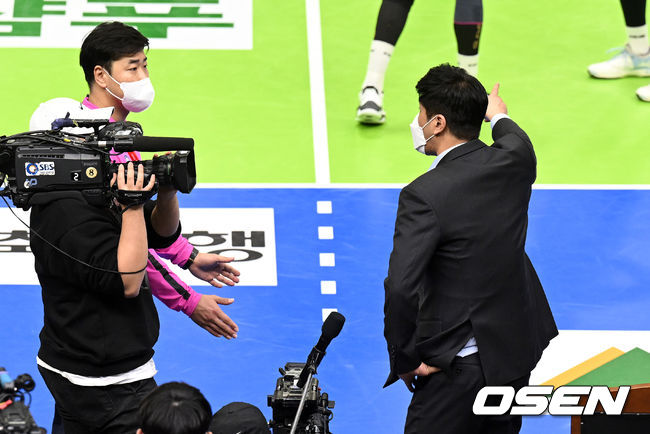 5세트 한국도로공사 김종민 감독이 판정에 어필하고 있다. 2022.03.01 /cej@osen.co.kr